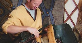 حرفي تقليدي يصنع السراج: سرّاج