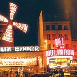 أضواء النيون في الليل