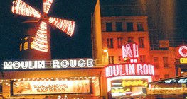 أضواء النيون في الليل