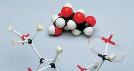 نموذج ملء الفراغ و العصا لسلسلة جزيء جلوكوز مفتوحة.