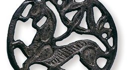 Áttört bronzkorong (Aldebrõ, felül) és hajfonatkorong (aranyozott ezüst, Anarcs)
