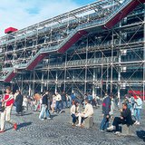 الحشود الصاخبة أمام مركز بومبيدو في باريس