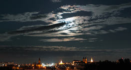 اكليل القمر المذهل