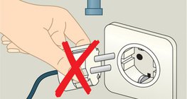 لا تلمس المعدات الكهربائية و الأجسام القريبة من الأرض في نفس الوقت