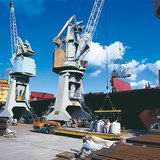 تستخدم رافعات ضخمة للتحميل في ميناء غدانسك