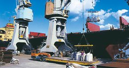 تستخدم رافعات ضخمة للتحميل في ميناء غدانسك