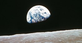 مشهد الأرض من القمر