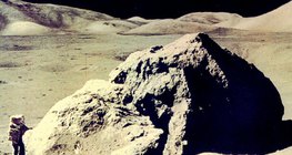 إنسان على سطح القمر