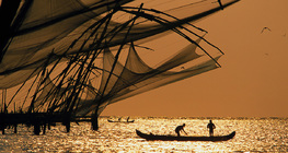 شباك الصيد عند غروب الشمس