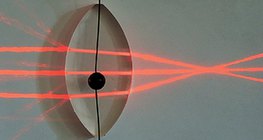 أشعة الضوء المار من خلال عدسة محدبة