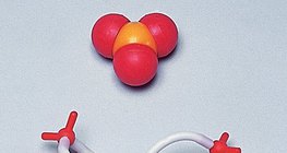 نموذج الكرة و العصا لجزئ ثالث أكسيد الكبريت