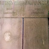 الشريط المعدني الذي يحدد خط الطول الرئيسي (بدرجة 0) في غرينتش