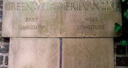 الشريط المعدني الذي يحدد خط الطول الرئيسي (بدرجة 0) في غرينتش