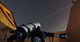 عبور محطة الفضاء الدولية و مكوك الفضاء ديسكفري أمام تلسكوب مرصد كاستور الفلكي