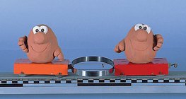 دفع جسمين بعيداً عن بعض بواسطة نابض