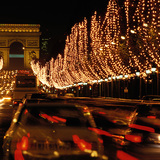 حركة المرور في شوارع باريس، بالقرب من قوس النصر