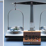 وزن بعض الأشياء يمكن أن يقاس بميزان نابض أو بميزان متساوي الذراعين