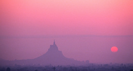 قلعة مونتياغودو عند غروب الشمس