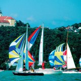 قوارب شراعية في بحيرة البالاتون