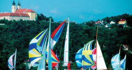 قوارب شراعية في بحيرة البالاتون