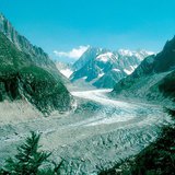 نهر جليدي في جبال الالب