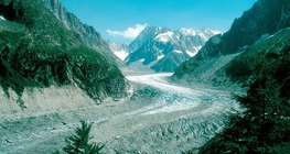 نهر جليدي في جبال الالب