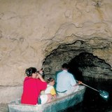 Csónakázók a Tapolcai-tavasbarlangban