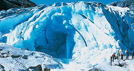 تيارات جليدية تخرج من مدخل كهف جليدي