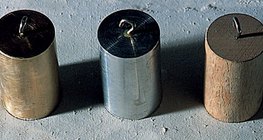 كثافة كل من النحاس و الألومنيوم و الخشب مختلفة