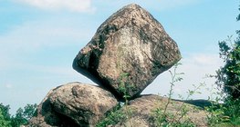 A Kocka nevű ingókő a Velencei-hegységben