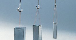 كتلة وحجم أجسام متجانسة من نفس المادة تتناسب بشكل مباشر