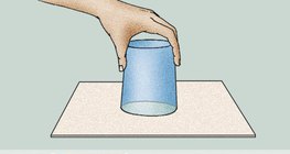 لماذا لا يسيل الماء من الكأس المقلوب نحو الأسفل؟