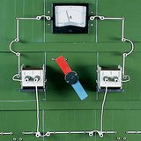 تحريض تيار كهربائي متردد عبر تدوير مغناطيس أمام ملف ثابت، و قياس قوة هذا التيار بواسطة مقياس التيار الكهربائي. تحريض تيار كهربائي متردد عبر تدوير مغناطيس أمام ملف ثابت، و قياس قوة هذا التيار بواسطة مقياس التيار الكهربائي.