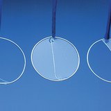 عرض كيف أن جزيئات السائل تنجذب إلى بعضها البعض