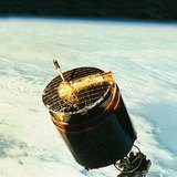 قمر صناعي يدور حول الأرض