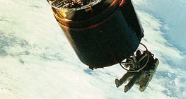 قمر صناعي يدور حول الأرض