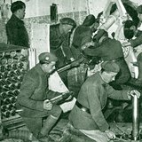 الحرب الغريبة: قوات فرنسية تتدرب في إحدى غابات خط ماجينو.