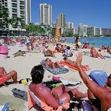 تشمس على الشاطئ