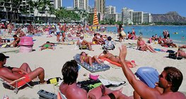 تشمس على الشاطئ