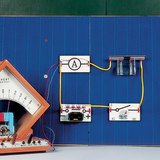 تنقل الالكترونات التيار الكهربائي