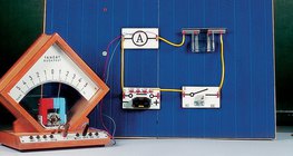 تنقل الالكترونات التيار الكهربائي