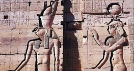 نقش مصري بارز