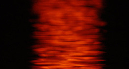 انعكاس غروب الشمس على الماء