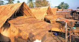 المنازل التي بنيت على أكوام في جنوب شرق آسيا