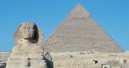 أبو الهول (مصر، 2500 قبل الميلاد)، مع هرم خفرع في الخلفية