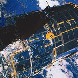 تلسكوب الفضاء هابل مع كوكب الأرض في الخلفية