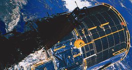 تلسكوب الفضاء هابل مع كوكب الأرض في الخلفية