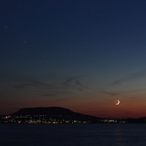 اقتران القمر و نجم المليك و المريخ و زحل مع بعض فوق بحيرة البالاتون