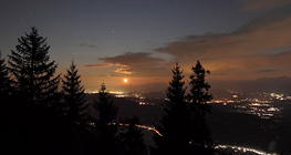 طلوع القمر فوق سلسلة جبال الكارافنك