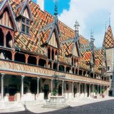 مستشفى مزخرف (قوطي)